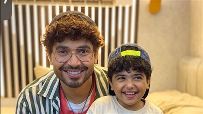 المشاهير ناشدوا بعلاجه.. والدة الصغير علي المصاب بضمور العضلات: محتاج يسافر الإمارات