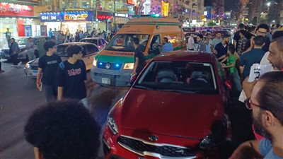 داست على البنزين بدلًا من الفرامل.. استقرار الحالة الصحية لضحايا سيارة تقودها سيدة صدمتهم في السويس