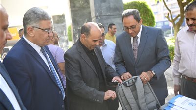 محافظ قنا: تسليم 800 شنطة مدرسية للطلاب الأولى بالرعاية