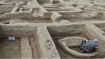 ضمنها سيف من البرونز لرمسيس الثاني.. كشف أثري جديد لثكنات عسكرية ومخازن للأسلحة بالبحيرة| صور