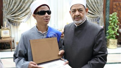 شيخ الأزهر يكرم أوائل الثانوية الأزهرية ويهنئهم على تفوقهم