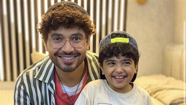 محمد أنور مع الطفل