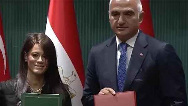 جانب من التوقيع