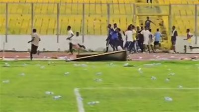 جماهير غانا تقتحم ملعب المباراة وتهاجم اللاعبين بعد الخسارة أمام أنجولا | فيديو 