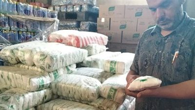 ضبط 3.5 طن دقيق وسكر وملح طعام في الشرقية | صور