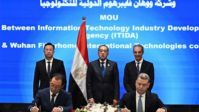 الحكومة: إنشاء 3 مصانع لتصنيع كابلات الألياف الضوئية ومعدات الاتصالات.. و3 مراكز لتصدير خدمات التعهيد