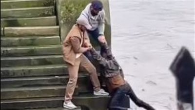 شابان إماراتيان ينقذان فتاة من الغرق في نهر التايمز بلندن │فيديو
