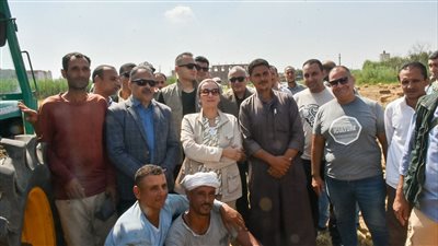 فتشت على السيارات وحذرت من عوادمها.. تفاصيل زيارة وزيرة البيئة للشرقية| صور