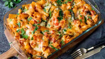 طريقة عمل طاجن المكرونة بالفراخ.. أيهما أفضل الصوص الأبيض أم الأحمر؟