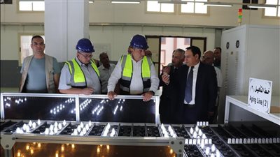 وزير قطاع الأعمال يزور مصانع نيازا بالإسكندرية.. ويوصي بزيادة إنتاج اللمبات الموفرة للطاقة