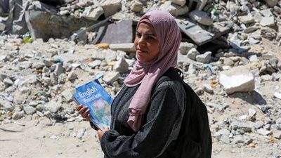 على ركام منزلها.. معلمة فلسطينية تقيم فصلا دراسيا لتعليم الأطفال: هعلمهم بأبسط الإمكانيات