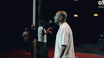 تامر عاشور يصل إلى مسرح عبادي الجوهر استعدادًا لحفله في جدة الليلة