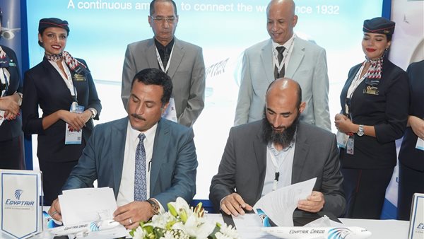 جانب من التوقيع 