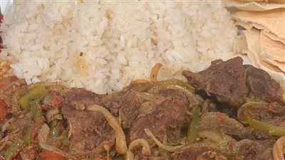 طريقة عمل اللحمة بالبصل والفلفل والطماطم.. ماذا تقدم بجانبها؟