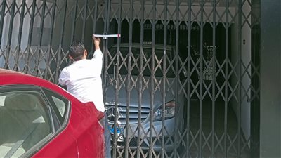 غلق وتشميع معرض سيارات في مدينة نصر | صور