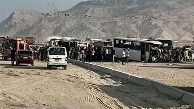 مصرع وإصابة 32 شخصًا في تصادم أتوبيس وسيارة نقل على طريق السخنة بالسويس | بث مباشر