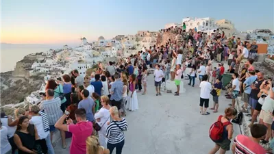 اليونان تسعى لتخفيض السياحة المفرطة بضرائب جديدة على الزوار
