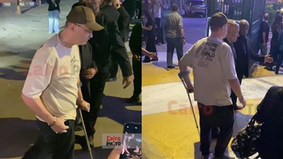 متكئا على عكاز.. محمد محمود عبد العزيز يقدم واجب العزاء في والد المنتج طارق الجنايني