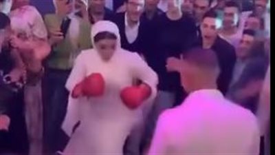 عروسان يثيران الجدل بممارستهما للملاكمة في حفل الزفاف.. ومتابعون: عيب فضحتونا