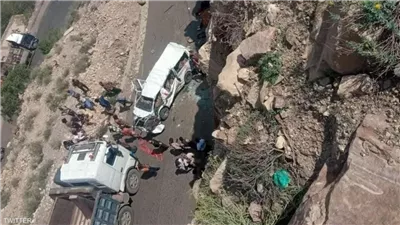 مصرع 16 شخصًا في حادث سقوط حافلة بمنحدر جبلي جنوب اليمن