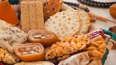 هل يجوز توزيع حلوى المولد النبوي على الفقراء واحتسابها من الزكاة؟.. الإفتاء تجيب