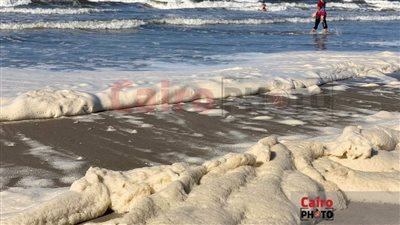 زبد البحر يظهر بكميات كبيرة مع ارتفاع أمواج شاطئ بورسعيد| صور وفيديو