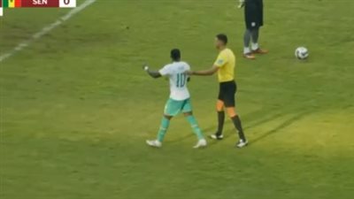 محمد معروف يمنع ساديو ماني من تسديد ركلة جزاء في مباراة السنغال وبوروندي