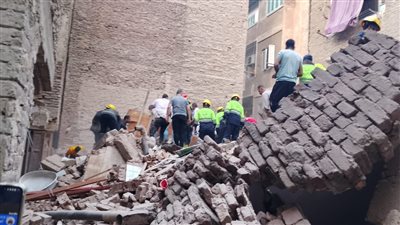 مصرع وإصابة 3 أشخاص في عقار الزيتون المنهار