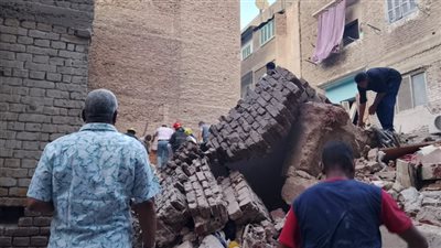 مصرع شخص وإصابة 2 آخرين في حادث انهيار عقار بالزيتون | بث مباشر