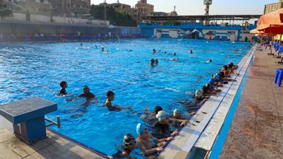 داعية إسلامي يوضح حكم دخول الماء إلى الجوف خلال السباحة في رمضان