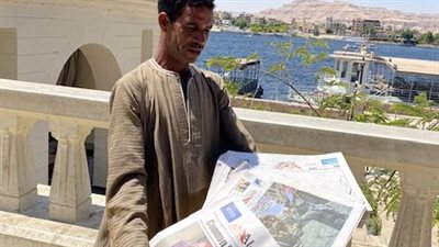 بيتكلم 4 لغات.. رمضان أقدم بائع جرائد متجول بالأقصر منذ 30 سنة: مبعرفش اشتغل غيرها وطالب الستر