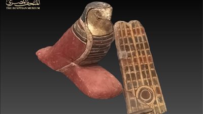 المتحف المصري بالتحرير يعرض نموذجا خشبيا صغيرا لـ صقر بتاج الريشتين الملون