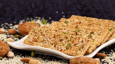 حلوى المولد الأكثر طلبًا.. طريقة عمل السمسمية مكتوبة بالمكسرات مقرمشة وطبقات