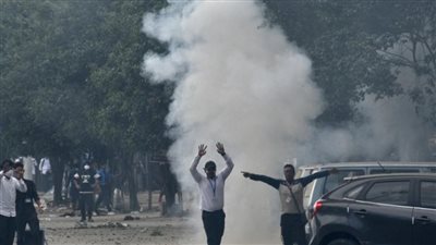 اشتباكات عنيفة بين متظاهرين والشرطة الهندية.. وقطع الإنترنت مع فرض حظر التجوال