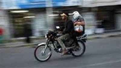 يسيران عكس الاتجاه دون لوحات معدنية.. مجهولان يستوليان على حقيبة صحفي القاهرة 24 أعلى الدائري بالمرج