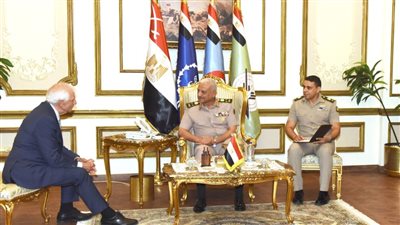 وزير الدفاع يلتقي نائب رئيس المفوضية الأوروبية خلال زيارته إلى مصر