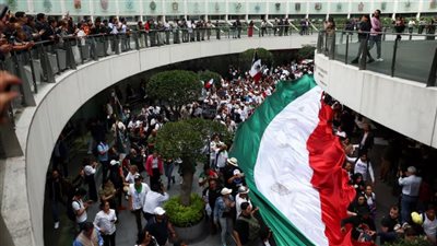  بسبب مناقشة مقترح للإصلاح القضائي.. متظاهرون يقتحمون مجلس الشيوخ المكسيكي ويجبرونه على التوقف مؤقتًا