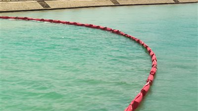 لليوم الثالث على التوالي.. استمرار أعمال مكافحة التلوث البترولي على شواطئ البحر الأحمر| صور