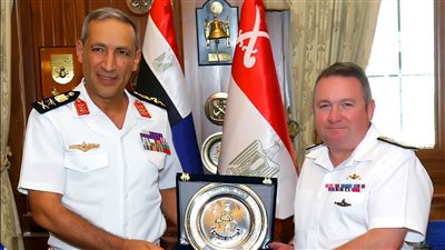 قائد القوات البحرية يلتقي مستشاري رئيس أركان الدفاع البريطاني ومدير التطوير الدولي للإدارة العامة للتسليح الفرنسي