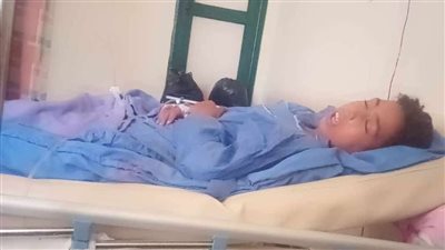 طالب يعتدي على آخر ويصيبه بـ تهتك بالرئة في المطرية.. وأسرة الضحية: عاوزين حقه| صور وفيديو