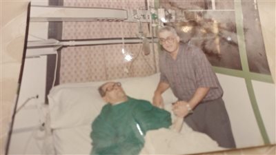 تفاصيل جديدة وصورة نادرة لنجيب محفوظ داخل المستشفى بعد إجراء عملية جراحية في حادث طعنه الشهير| خاص