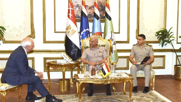 وزير الدفاع يلتقي