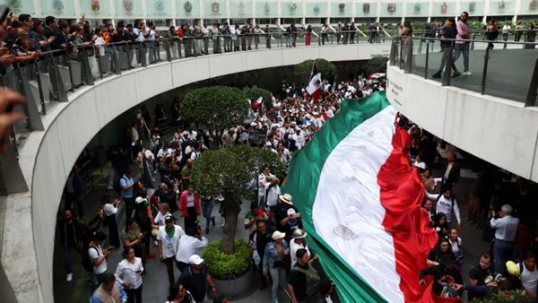 اقتحام مبنى مجلس