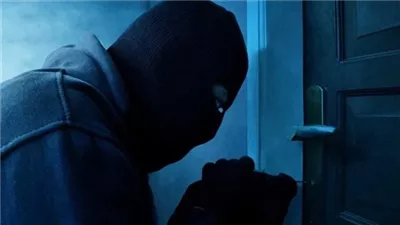 في عز النهار.. لص يسرق محتويات مسجد بالإسماعيلية والأهالي يضبطونه قبل هروبه