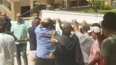 انهيار ابنة إيهاب جلال لحظة وصول جثمانه إلى مسجد حسن الشربتلي