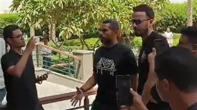 أحمد فتحي يصل إلى مسجد حسن الشربتلي لحضور جنازة إيهاب جلال