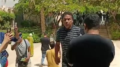 حسام البدري يصل إلى مسجد حسن الشربتلي لتشييع جثمان إيهاب جلال | صور