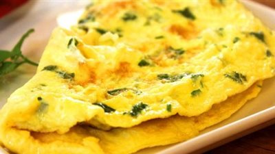 البيض المسلوق أم العجة.. أيهما الخيار الأكثر صحة؟