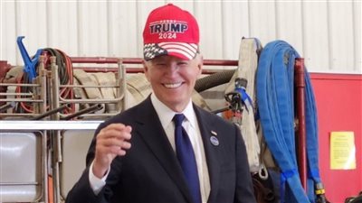 بادرة للوحدة.. بايدن يثير الجدل بارتداء قبعة الحملة الانتخابية الخاصة بـ ترامب 