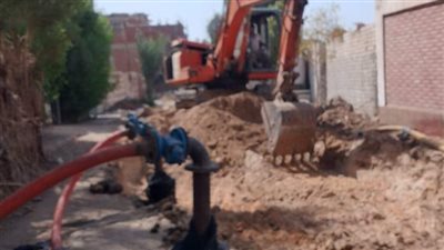 إصلاح تسريب مياه بجوار مدرسة دشطوط الفنية ببني سويف 